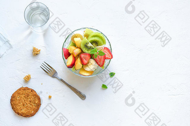 水果沙拉碗健康的早餐零食饮食生素食者健身食物生活方式概念<strong>白</strong>色背景复制空间