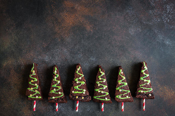 巧克力布朗尼形状圣诞节树绿色糖衣节日洒前视图复制空间甜蜜的圣诞节冬天假期糕点