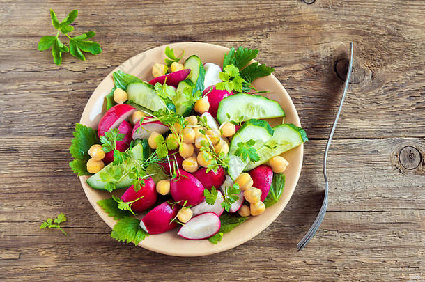 健康的自制的鹰嘴豆蔬菜沙拉饮食素食者素食主义者食物春天排毒零食