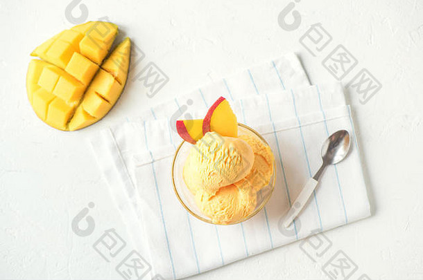 芒果冰奶油冰沙碗自制的水果芒果冰奶油白色背景复制空间