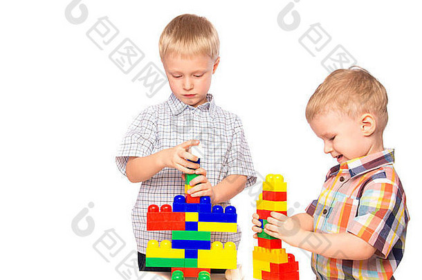 男孩兄弟孩子们构建玩构造函数塑料有创意的