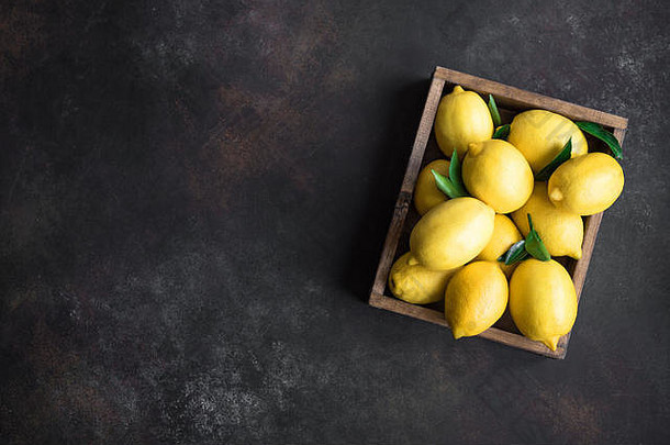 柠檬绿色叶子盒子乡村黑暗背景前视图复制空间有机新鲜的柑橘类水果柠檬
