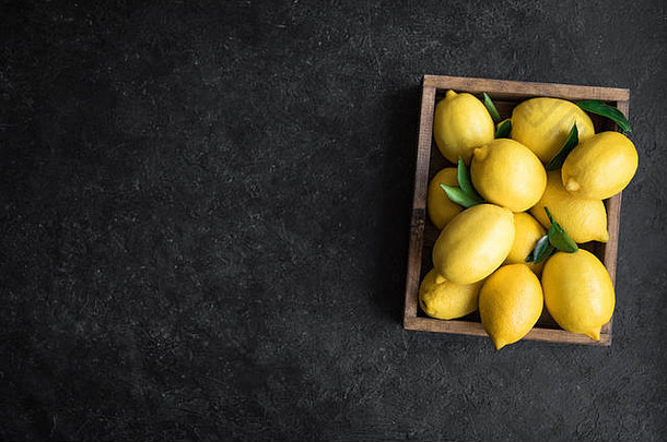 柠檬绿色叶子盒子黑色的石头背景前视图复制空间有机新鲜的柑橘类水果柠檬