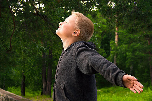孩子实践健身调息法深呼吸练习森林公园