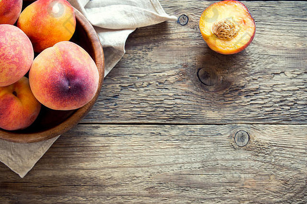 新鲜的有机桃子乡村木背景复制空间甜蜜的夏天桃子