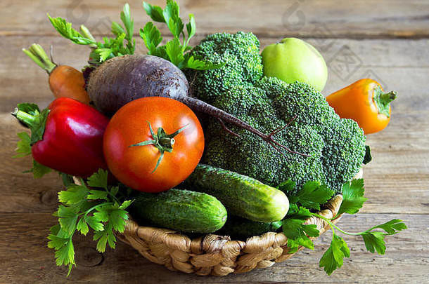 蔬菜各种各样的有机收获蔬菜篮子新鲜的蔬菜乡村木背景