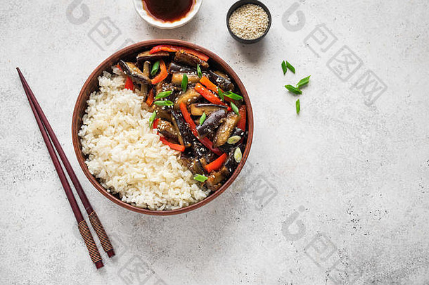 搅拌炸茄子贝尔胡椒大米白色前视图复制空间亚洲中国人食物素食主义者健康的餐