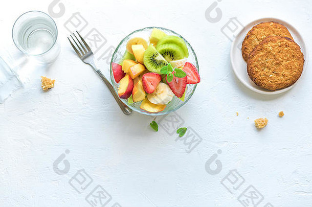 水果沙拉碗健康的早餐零食饮食生素食者健身食物生活方式概念白色背景复制空间