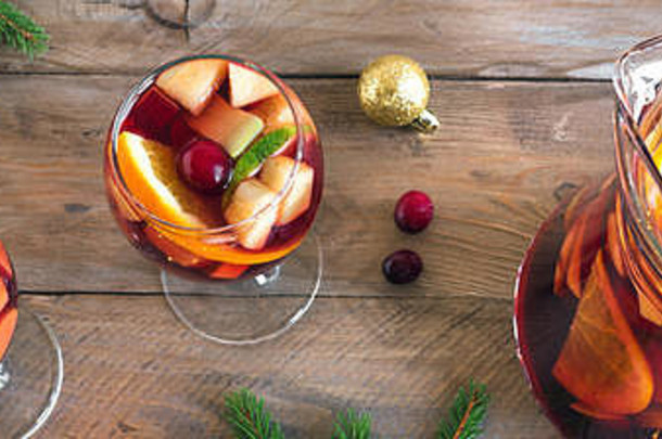 圣诞节sangria穿孔眼镜投手自制的红色的酒水果sangria圣诞节节日装饰木背景横幅