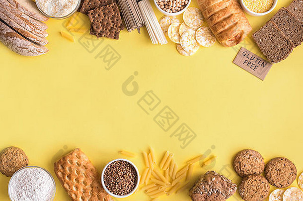 谷蛋白免费的食物谷蛋白免费的意大利面面包零食面粉黄色的背景前视图复制空间