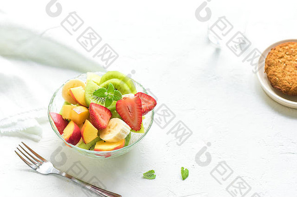 水果沙拉碗健康的早餐零食饮食生素食者健身食物生活方式概念白色背景复制空间