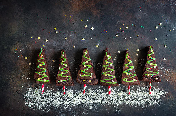 巧克力布朗尼形状圣诞节树绿色糖衣节日洒木表格前视图复制空间甜蜜的自制的圣诞节