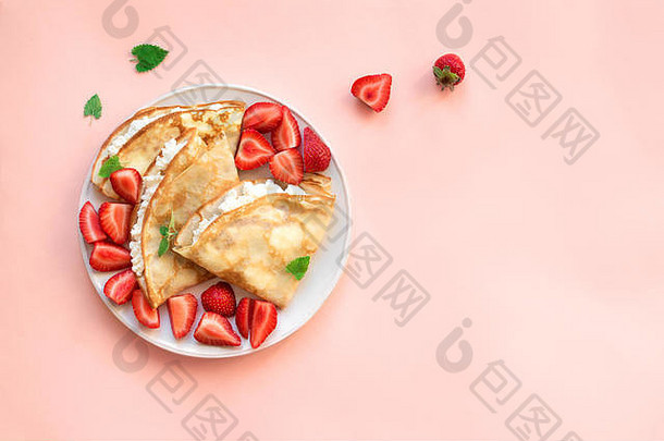 薄饼ricotta奶酪新鲜的草莓粉红色的背景前视图复制空间美味的薄饼薄煎饼