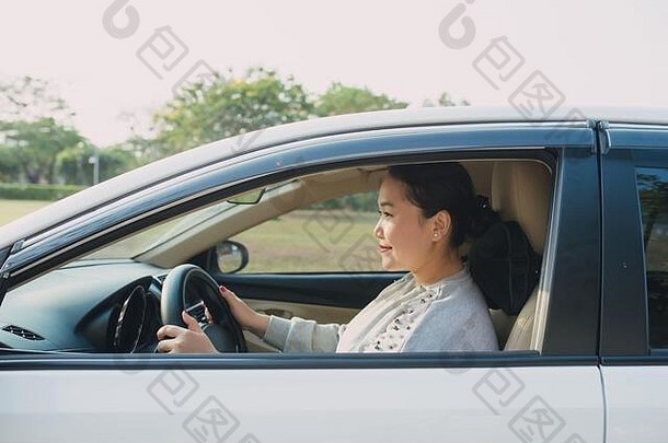 快乐亚洲女人开车旅行