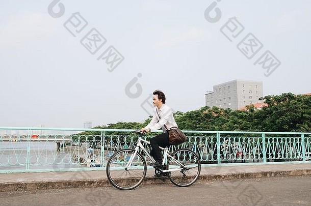 亚洲但骑自行车路自行车