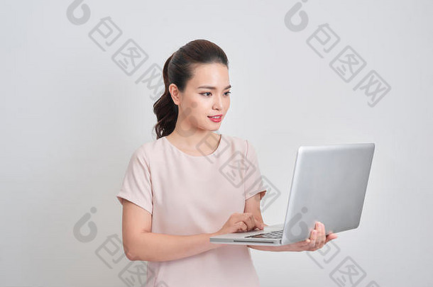 肖像年轻的亚洲女商人移动PC电脑孤立的白色<strong>背景</strong>