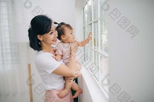 肖像亚洲妈妈。婴儿生活方式图像