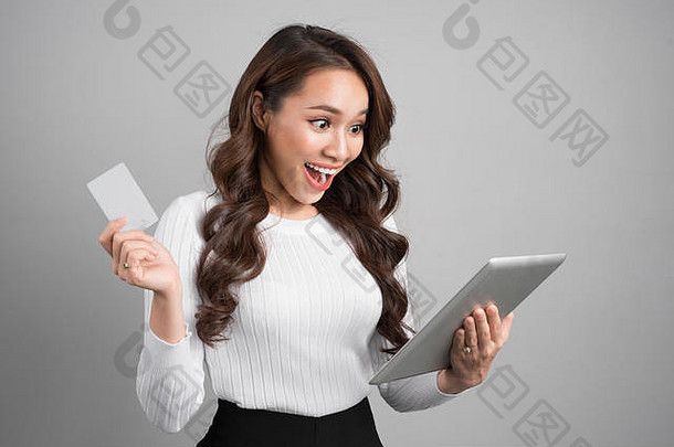 在线购物技术电子货币概念快乐年轻的亚洲女人平板电脑电脑信贷卡
