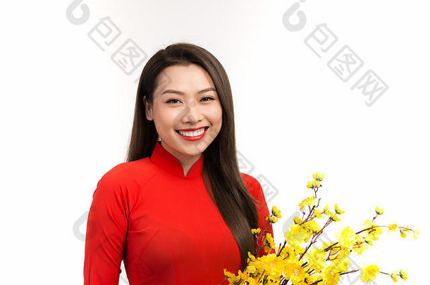 美丽的年轻的女人亚洲装戴曼菊持有杏花朵微笑