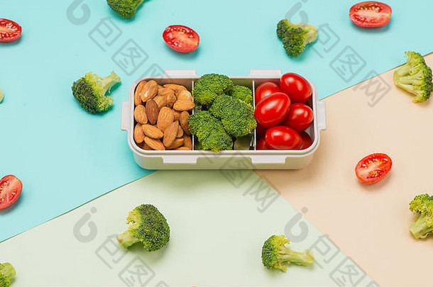 健康的午餐盒子三明治新鲜的蔬菜瓶水健康的吃概念前视图