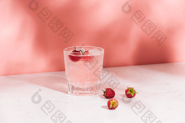 夏天汁新鲜的树莓玻璃光背景