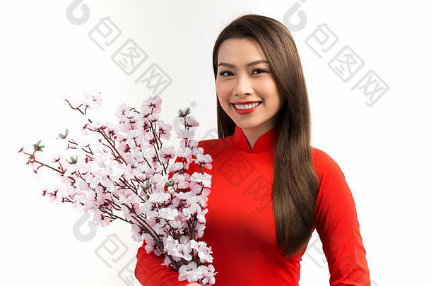 优雅的亚洲女人持有桃子花穿戴曼菊白色背景