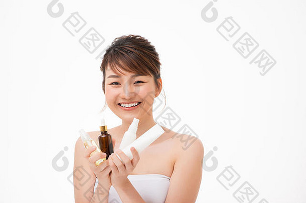 美亚洲女孩显示化妆品化妆保湿皮肤护理健康的护理健康概念