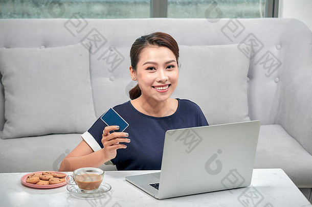 快乐亚洲女人说谎地板上地毯购物在线信贷卡移动PC首页在线购物技术赢家电子货币