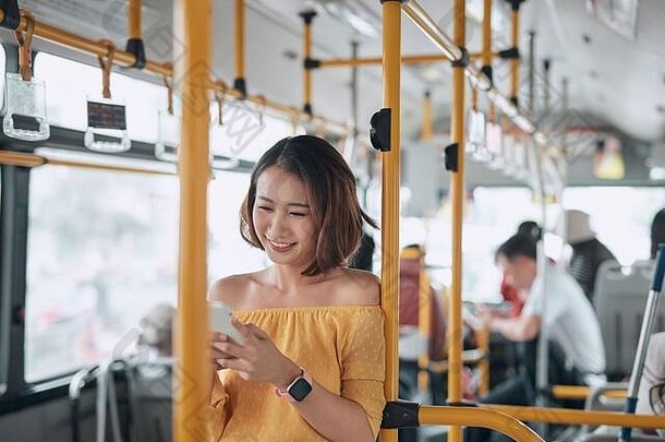 乘客智能手机公共汽车火车技术生活方式运输旅行概念