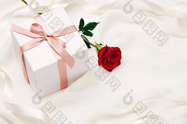 情人节礼物盒子红色的丝带弓现在红色的玫瑰假期