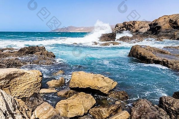 重大西洋波打破岩石海滩缩减西海岸金丝雀岛Fuerteventura