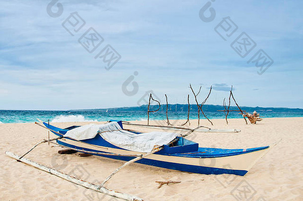 传统的菲律宾船普克珠贝海滩