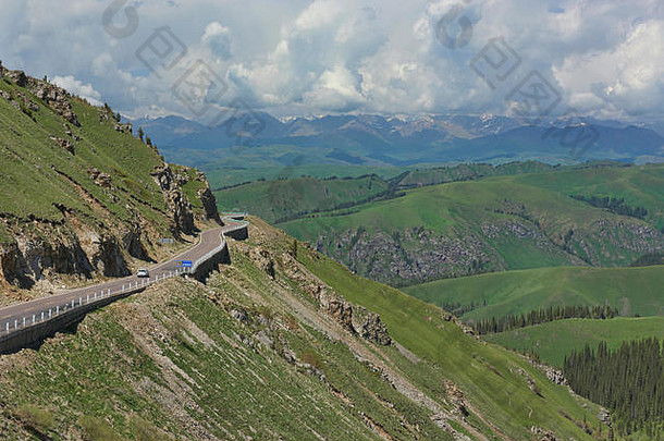 美丽的路拜扬布洛克草原田山范围新疆中国