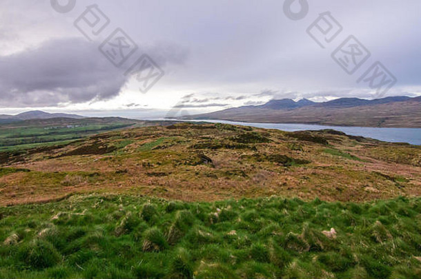 视图高地字段贫瘠的风景海洋山岛发誓岛艾雷苏格兰
