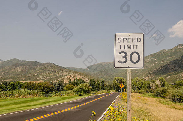 直路锋利的曲线标志行人穿越标志英里每小时速度限制区域