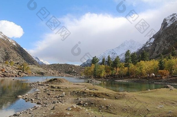 蓝色的湖位于纳塔尔谷吉尔吉特-巴尔蒂斯坦巴基斯坦反映了多色高萨普恩蒂克峰