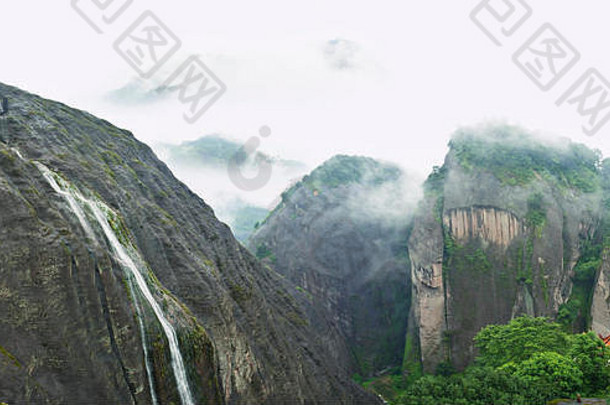 全景视图美丽的神奇的雾覆盖山小瀑布亚洲宝塔显示树武夷山山国家