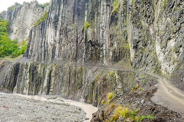 危险的狭窄的路岩石lahich阿塞拜疆