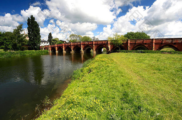 夏天视图桥河伟大的ouse伟大的巴福德村贝德福德郡英格兰