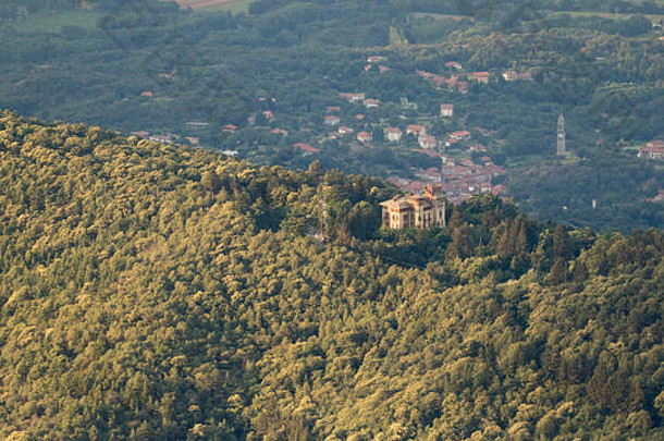 costello克罗齐塞拉安德拉特皮埃蒙特意大利城堡塞拉莫雷尼察艾芙瑞亚山costello克罗齐塞拉坐在小镇