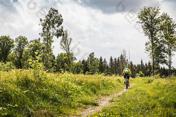 女人山骑自行车奥格斯堡巴伐利亚德国
