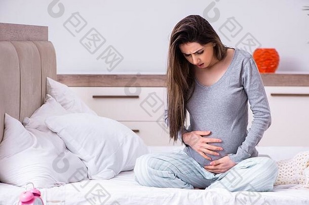 年轻的怀孕了女人卧室