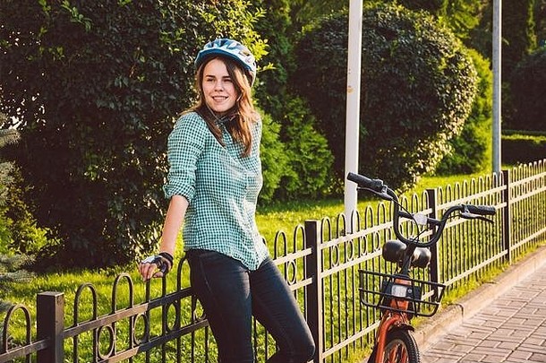 有吸引力的友好的年轻的女人自行车肖像年轻的女人街自行车生态自行车transpo