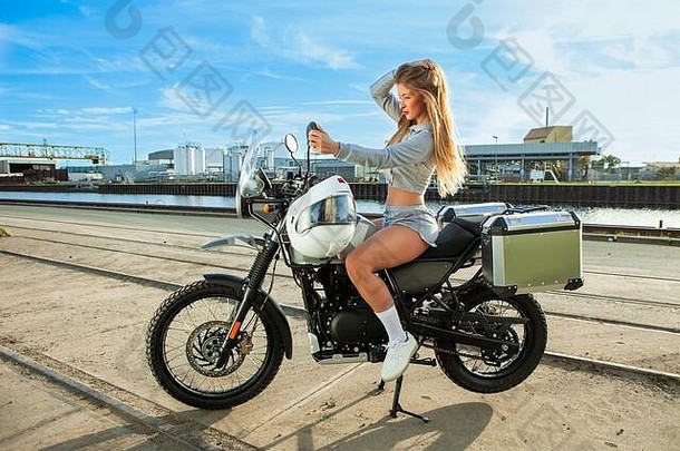 有吸引力的女孩摩托车摆姿势