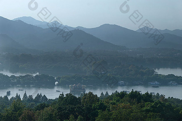 中国人公园杭州西湖湖中国美丽的树柳树反射河