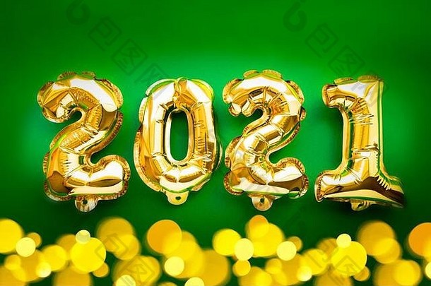 快乐一年庆祝活动黄金箔气球数字节日散景灯绿色背景平躺