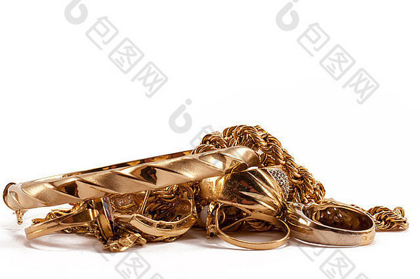 废黄金珠宝包括链手镯环白色背景