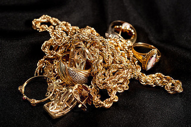 废黄金珠宝包括链手镯环黑色的背景