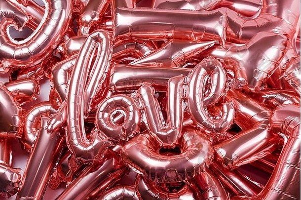 爱词粉红色的充气气球铺设气球概念浪漫情人节一天爱玫瑰黄金箔气球