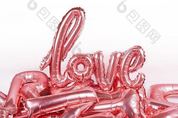爱词粉红色的充气气球铺设气球概念浪漫情人节一天爱玫瑰黄金箔气球